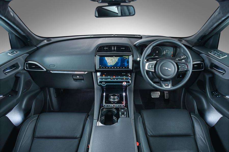 Торпедо Jaguar F-Pace S 30d AWD 2016 года  (ZA) (фото 24 из 27)